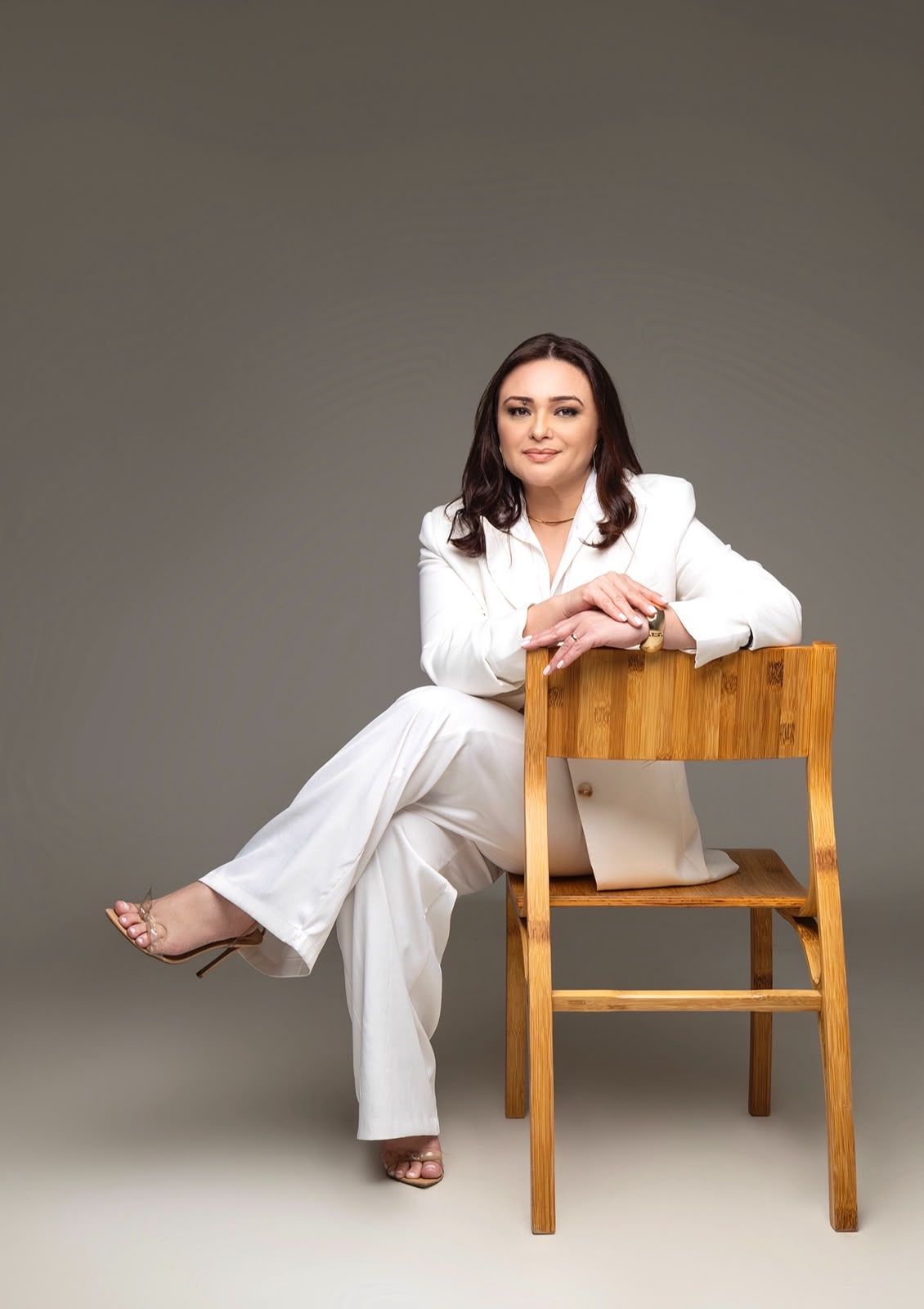 Dra. Charlene Welter de terno branco, sentada
